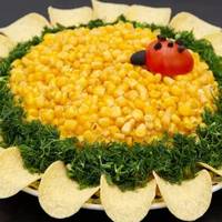 “Соняшник” – салат, який я обов’язково готую на будь-які гості. Він дуже смачний і красивий!