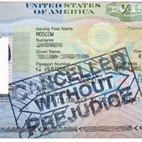 “Імміграційний офіцер, гортаючи паспорт, ввічливо запитав, а де мовляв відмітка про перетин української кордону….”