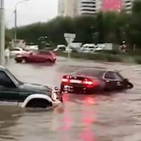 СУПЕРЗЛИВА у Москві! Столиця РФ тоне: У залах Третьяковської галереї стоять калюжі, перекриті дві гілки метро