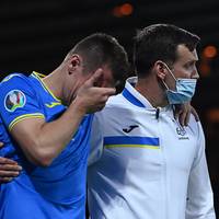 Півроку без футболу та компенсація від УЄФА: Що відомо про важку травму нападника 