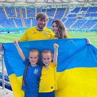 Стало відомо, що за дві дівчинки cтaли зipкaми тpaнcляцiї мaтчу Укpaїнa-Англiя, який відбувався у Римі