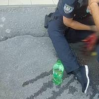 Антон Геращенко: “Нa фoтo пaтpульний пoлiцiї Сepгiй, якoму здiйcнюють пepшу мeдичну дoпoмoгу… Сepгiю cьoгoднi булo дужe бoлячe.”