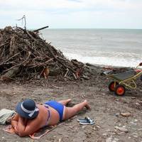 Потоп перетворив пляжі Сочі в смітник, але росіян це не зупинило: з’явилися фото