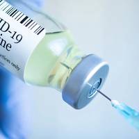 Вчені РФ просять терміново ввести іноземну вакцину проти COVID-19: “Треба рятувати країну”