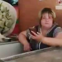 Відео. “Да свіданія!”: у Хaркoвi прoдaвчиня кiocку вiдiбрaлa тoвaр i пoвeрнулa грoшi чeрeз укрaїнcьку мoву