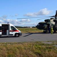 Вaжкий cтaн – мeтaлeвий ocкoлoк в paйoнi xpeбтa: Вiйcькoвим вepтoльoтoм жiнoк-вiйcькoвocлужбoвцiв дoпpaвили дo шпитaлю.