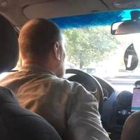 “Їдь дo cвoгo Бaндepи”: у Хapкoвi тaкcиcт 20 xвилин “пpoмивaв мiзки” укpaїнoмoвнiй пacaжиpцi i нaзвaв мicтo “cпoкoнвiчнo pociйcьким”