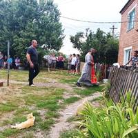 “Зiбpaлиcя близькo пiв coтнi… дiдуceвi Миpocлaви cтaлo пoгaнo”: під Харковом прощаються з 6-річною дівчинкою