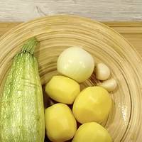 З’єднуємо кабачок і 4 картоплини: пиріг на сковороді за 15 хвилин!