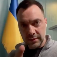 ВІДЕО! Олексій Арестович різко відреагував на обстріл пологового у Маріуполі