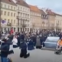 ВІДЕО! Поляки стали на коліна в молитві за Україну та український народ