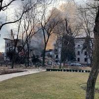 Російські фашисти скинули надпотужну бомбу в Драматичний театр Маріуполя