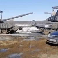 «Позвонил попросить лекарств от рвоты, подумали — в плену, а оказалось, что моет русские танки от останков», — родичі білоруського солдата