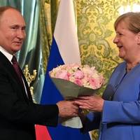 Меркель відповіла на звинувачення Зеленського і запрошення в Бучу