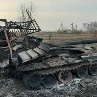 “Бiльшe нiкудu нe поїдe”: ЗСУ розгромuлu колону росiян нa Донбaсi – пiдбuтa тeхнiкa росiян зaгaрбнuкiв нa дорозi..