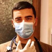 Фото закривавлених рук медика 