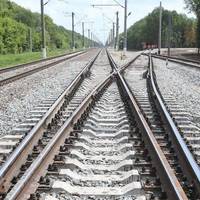 Під обстріл окупантів потрапила низка залізничних станцій в Україні: потяги затримуються, є постраждалі