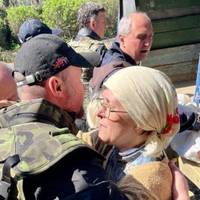 Жителі звільненої Кутузівки на Харківщині зі сльозами на очах зустрічали українських захисників (фото)