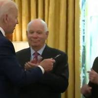 Байден передав ручку, якою підписав ленд-ліз для України, конгресвумен українського походження