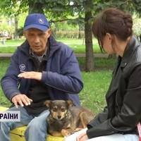 Чоловік пройшов 200 кілометрів із Маріуполя зі собачкою: вона стерла лапки, а він дякує їй, що відволікала ворога