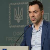 Астрологія та візаж: Арестович реєструє прізвище як торговельну марку для сотень видів послуг