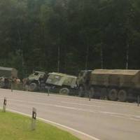 РФ стягує військову техніку до Білорусі: колона КамАЗів зі знаками 