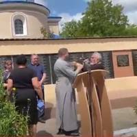 Московський батюшка вдарив хрестом священника ПЦУ на похороні солдата (відео)