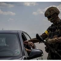 Кому з чоловіків дозволять виїжджати за кордон