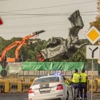 Латвія знесла пам’ятник «Батьківщина-мати», найбільший монумент радянської окупації у цій балтійській країні