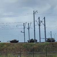 На Кримський міст в’їжджає ешелон із важкою військовою технікою РФ