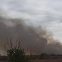 У небо здійнявся густий дим: Антонівський залізничний міст у Херсоні зазнав потужного удару (відео)