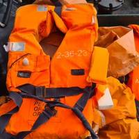 У морі знайшли дірявий пліт з речами моряків із затонулого крейсера 