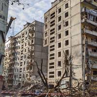 Під завалами шукають людей, розбомблений будинок нагадує Маріуполь: в ОВА показали наслідки удару РФ по Запоріжжю