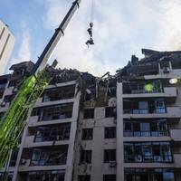 Із руїн будинку в Києві дістали загиблу жінку, ще одна людина під завалами