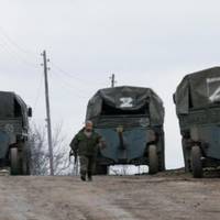 Росіяни вивозять награбоване вантажівками через дамбу Каховської ГЕС – Генштаб