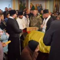 Мати благала навколішках: на Хмельниччині священник УПЦ МП не давав відспівати загиблого бійця ЗСУ