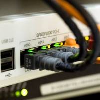 Щоб Wi-Fi працював без світла: як підключити роутер до повербанка