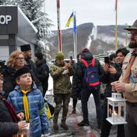 До України привезли Вифлеємський вогонь миру: фото