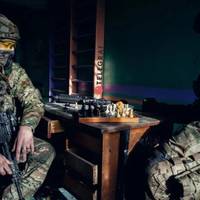 «Є рівень Мессі та Роналду, але цей трохи вище». Історія створення того самого фото військових за шахами у Бахмуті