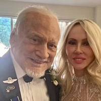93-річний легендарний астронавт Базз Олдрін одружився вчетверте — наречена трохи молодша за нього