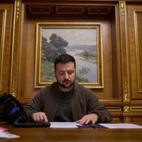 Зеленський підписав закон про заборону судам пом’якшувати покарання за відмову стріляти в бою чи виконувати накази начальників