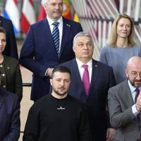 Перекосило обличчя та не аплодував: Орбан зніяковів, коли побачив Зеленського на саміті ЄС