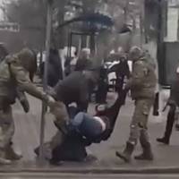 “Коли так повістки будуть вручати чиновникам?”: Погляньте, як працівники військомату вручають повістки (Відео)