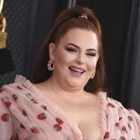 Позувала на ліжку: 155-кілограмова Тесс Голлідей у прозорій білизні продемонструвала пишні форми