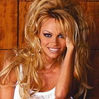 Секрет ідеальної зачіски Памели Андерсон — зав'язувати волосся стрінгами