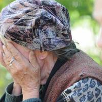 – Доню! Скажи, а як мені прожити на пенсію? Якщо ти не будеш мені допомагати, я тобі влаштую “солодке життя”!