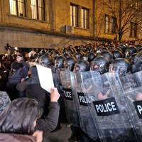 Грузинський Майдан: президент готує звернення, у поліцію летять 