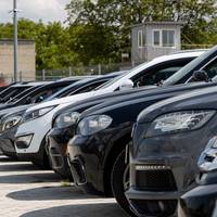 Ринок уживаних авто обвалився вдвічі. Топ-5 машин із пробігом, які продовжують розкуповувати українці