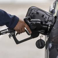 На українських заправках замість бензину заливають 