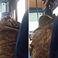 Боєць їхав додому із Бахмута. Водій у дзеркало спостерігав за тим, що відбувається, скинув швидкість і промовив